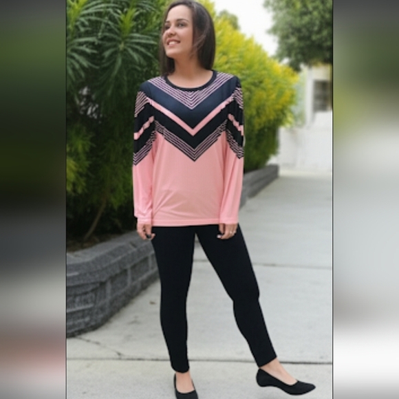 Discover your new go-to top! This beautiful and comfortable shirt in Black & Pin - Picture 1 of 2